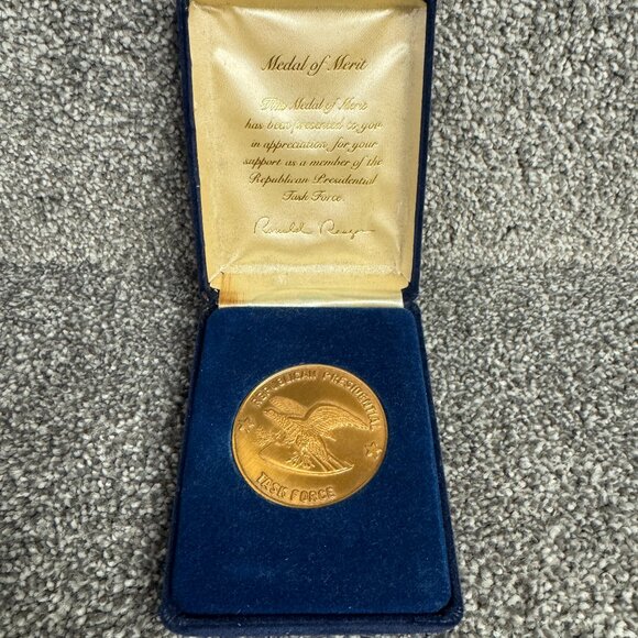 RONALD REAGAN REPUBLICAN PRESIDENTIAL TASK FORCE MEDAL OF MERIT COIN WITH BOX - Picture 1 of 4